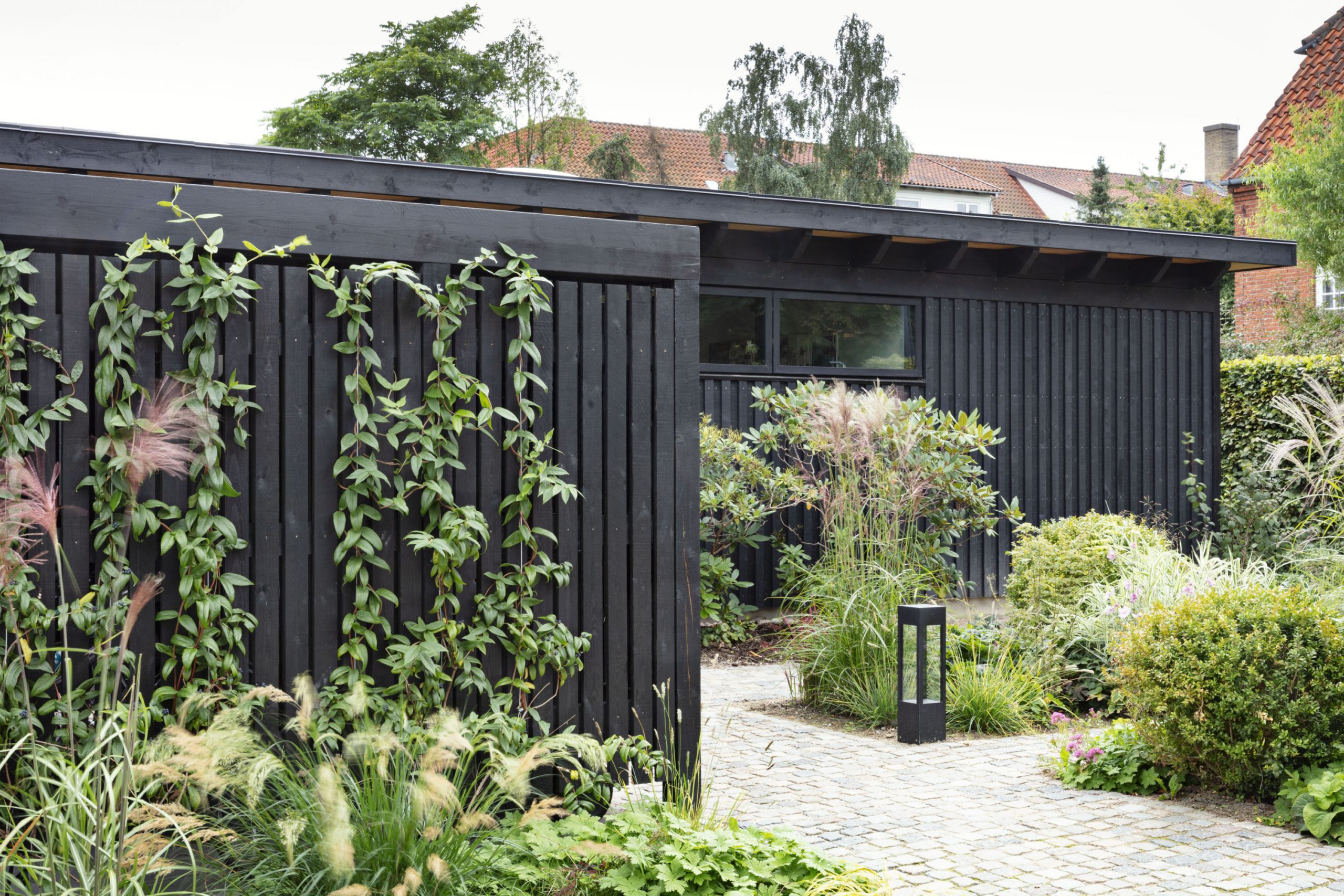 Samspil mellem skur og facade mod vejen | Arkitektur i Træ